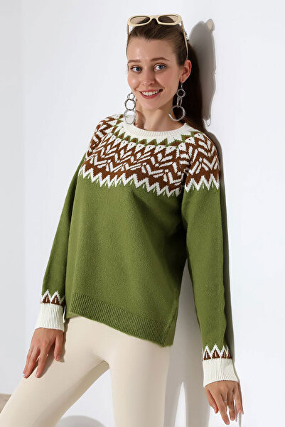 bacc سترة تريكو نسائية ذات ياقة دائرية ونقش ثلجي باللون الأخضر الزيتوني BCES-252028