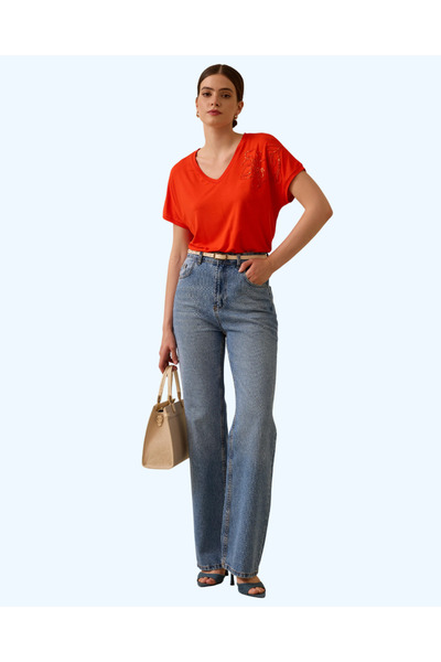 SEÇİL V YAKA NAKIŞLI TİŞÖRT