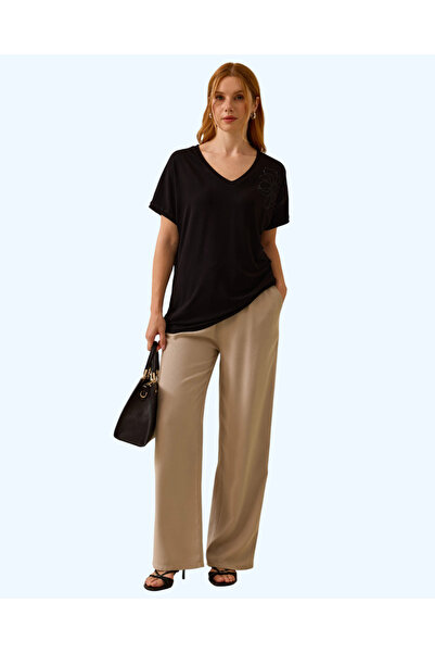 SEÇİL V YAKA NAKIŞLI TİŞÖRT