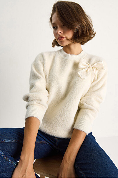 Bianco Lucci Women's Pearl Detailed Ribbon Accessory Crew Neck Soft Textured Sweater 25028 60284082