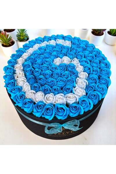 velve Aranjament floral personalizat cu litera, cutie rotunda neagra cu 125 t...