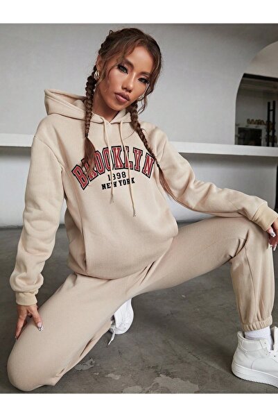 NoVibe طقم بدلة رياضية بغطاء للرأس باللون البيج مطبوع عليها بروكلين باللون ال...