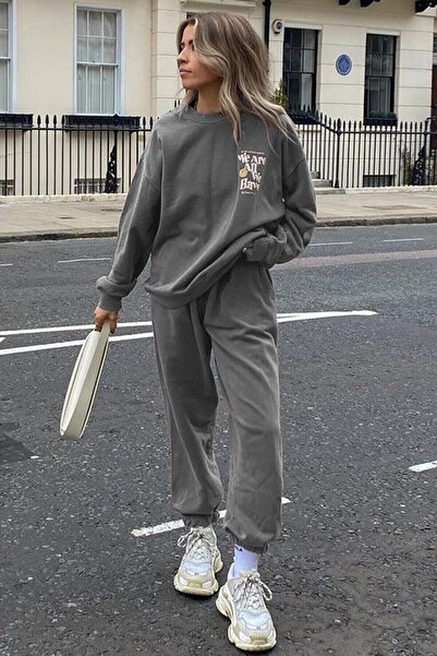 NoVibe طقم بدلة رياضية كبيرة الحجم للنساء مقاس كبير مطبوع عليه We Are