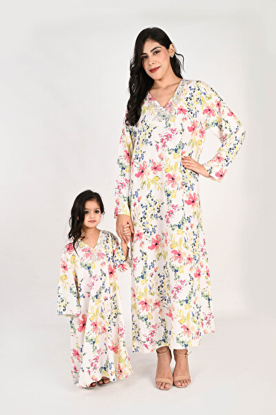 LINELLE جلابية أطفال - قاعدة بيضاء مع زهور وردية وزرقاء وفتحة عنق مطرزة