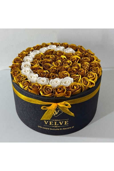 velve Aranjament floral personalizat cu litera, cutie rotunda cu 55 trandafiri de sapun,Auriu-Alb,Litera C