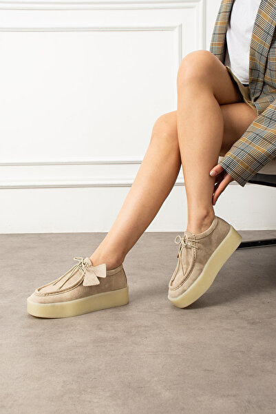 Lorenn Бежеві замшеві туфлі-лофери на товстій підошві з шнурівкою