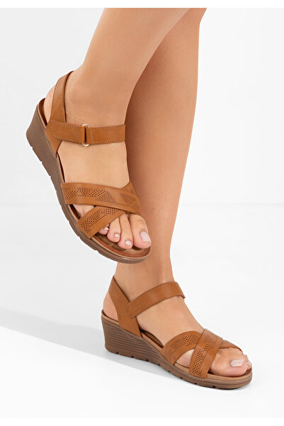 B T Shoes Camelové sandály na klínku Creolia