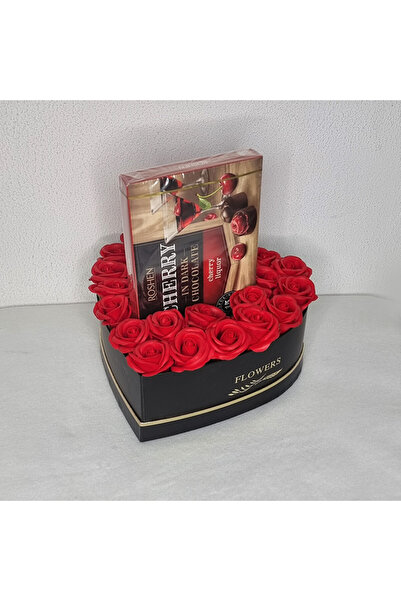 velve Red Heart, Cutie cu trandafiri rosii din sapun si praline de ciocolata ...