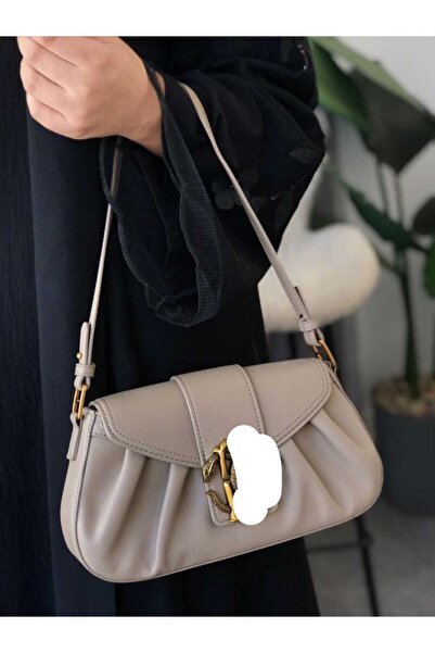 CHA Shoulder bag, an exact copy of the famous brand. It comes with a box, a bag, and a warranty card with the same brand name.