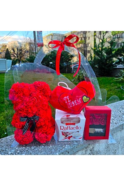 velve Pachet Valentine,pernuta brodata,ursulet din trandafiri spuma 25 cm,praline,cutie Swet Kiss. Rosu