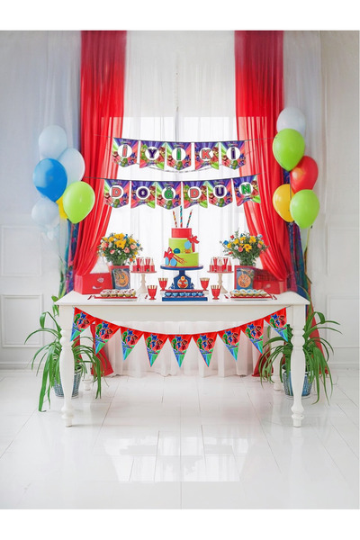 Umamiçe Pijamaskeliler Banner with the Inscription'Happy Birthday'