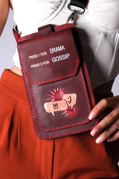 JUNIQ EDITION Hakiki Deri Bordo Telefon & Kart Çantası – “Drama & Gossip” Edition | El Yapımı