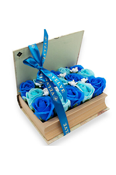 velve Aranjament floral cu 15 trandafiri din sapun, in cutie tip carte, cu flori albastru alb