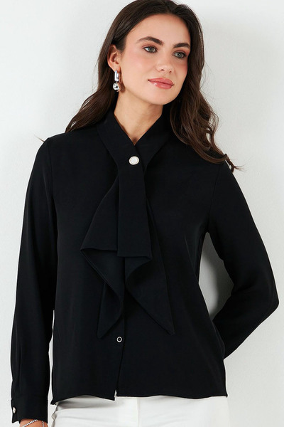 MissThetis Fularlı Yakası Uzun Kol Manşeti Taş İnci Aksesuarlı Rahat Normal Kesim Dökümlü Kumaş Şık Cool Gömlek