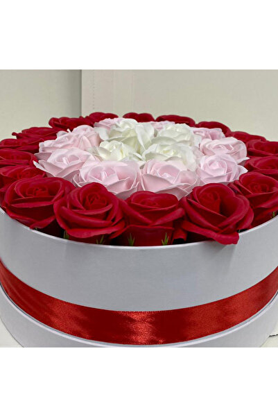 velve Aranjament floral cu 31 trandafiri sapun in cutie rotunda alba, Rosu