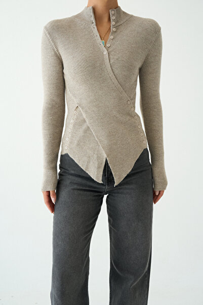 LOOSH Kadın Vizon Dik Yaka Asimetrik Kesim Tasarım Düğmeli Triko Kazak