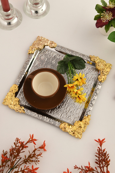 AKSESUAR EVRENİ Rio Gümüş Paslanmaz Desenli Kare Köşesi Gold Çiçek Detaylı 1'li Kahve Çay Sunumluk Servis Tepsi