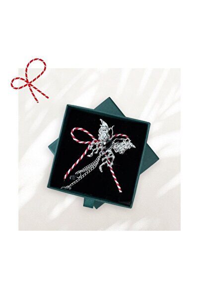 Pursehuit Broșă argintie, formă de fluture, cu șnur de mărțișor și cutie cado...