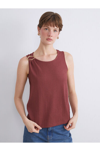 LC Waikiki بلوزة وردية اللون ذات ياقة دائرية ونسيج مميز