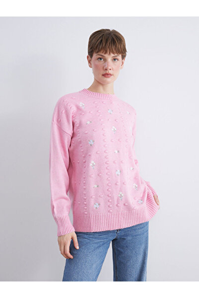 LC Waikiki بلوزة تريكو نسائية مطرزة بالزهور وياقة دائرية باللون الوردي