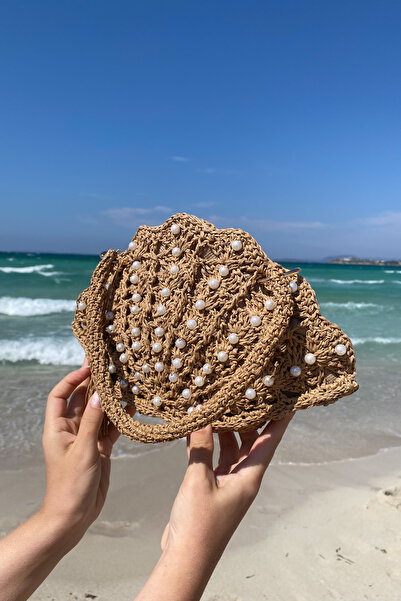 Mila Pearl Straw Mussel Bag