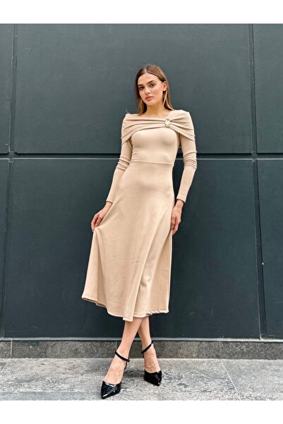 Butik kadın elbise Siyah uzun kollu midi elbise, şık broş detaylı, davet özel gün