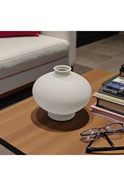 Casco Ceramic vase with an elegant circular design