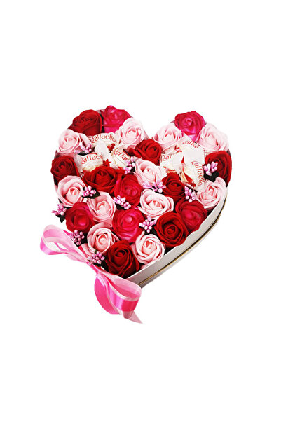 velve Aranjament floral personalizat, cutie alba in forma de inima cu trandaf...