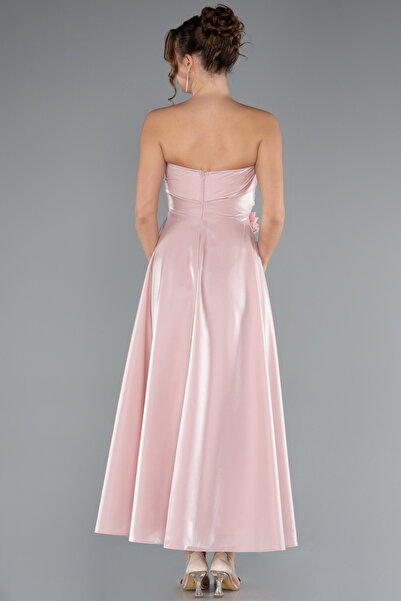 Abiyefon Pudra Straplez Çiçek Aksesuarlı Midi Saten Davet Elbisesi ABK2363