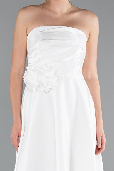 Abiyefon Ekru Straplez Çiçek Aksesuarlı Midi Saten Davet Elbisesi ABK2363