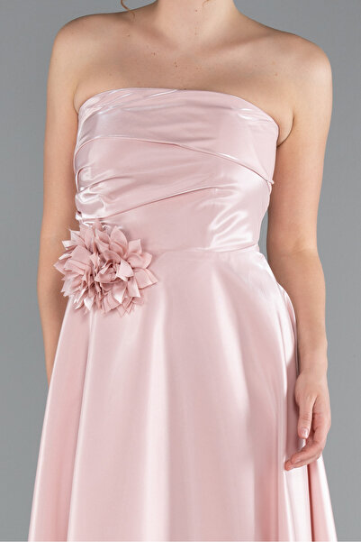 Abiyefon Pudra Straplez Çiçek Aksesuarlı Midi Saten Davet Elbisesi ABK2363