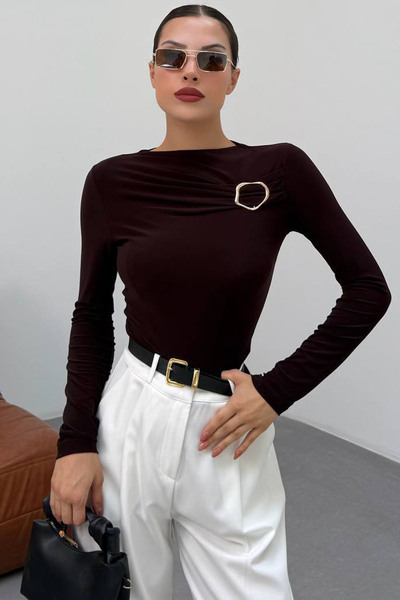 CİDDE ΓΥΝΑΙΚΕΙΑ ελαστική μπλούζα από βελούδινο ύφασμα με λεπτομέρεια αξεσουάρ με κούμπωμα στο στήθος, χρώμα καφέ γάλακτος
