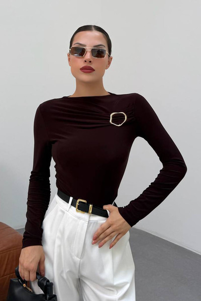 CİDDE ΓΥΝΑΙΚΕΙΑ ελαστική μπλούζα από βελούδινο ύφασμα με λεπτομέρεια αξεσουάρ με κούμπωμα στο στήθος, χρώμα καφέ γάλακτος