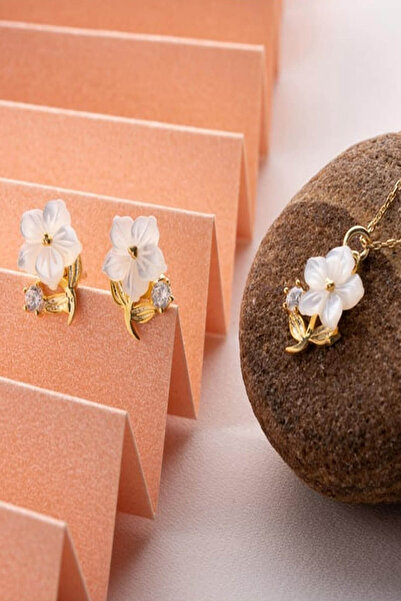 ELU Işıklı Kutuda Sedefli Tek Taş Detaylı Beyaz Manolyalar 925 Ayar Gümüş Kadın Kolye Küpe Takı Seti