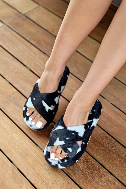 Tonny Black Γυναικείες παντόφλες με μαύρο σχέδιο βελούδινο χιαστί