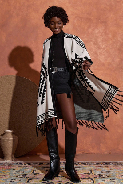 H&E LUXURY DESIGN Women's Black and White Ethnic Patterned Tasseled Poncho