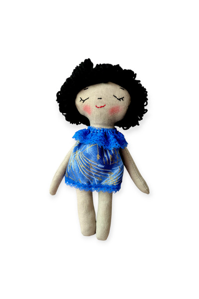 Lucille Craftshop Păpușă textilă lucrată manual – Eleganță în miniatură