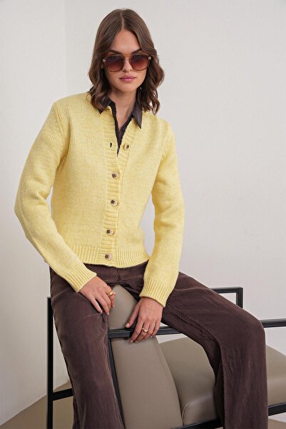 Mixray 6951 Γυναικεία πλεκτή κοντή ζακέτα με κουμπιά και λαιμόκοψη σε κίτρινο χρώμα