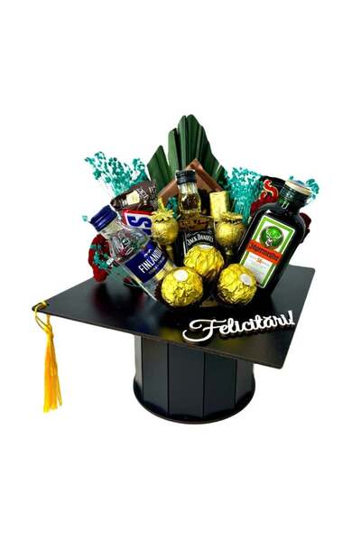 velve Aranjament pentru barbati,dulciuri,bauturi spirtoase miniatura,Jagermeister,Jack Daniels,Finlandia