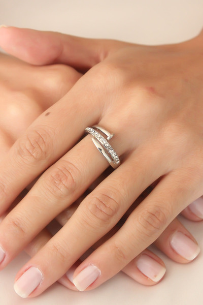 Lisinya خاتم نسائي قابل للتعديل مرصع بالأحجار الفضية اللون -