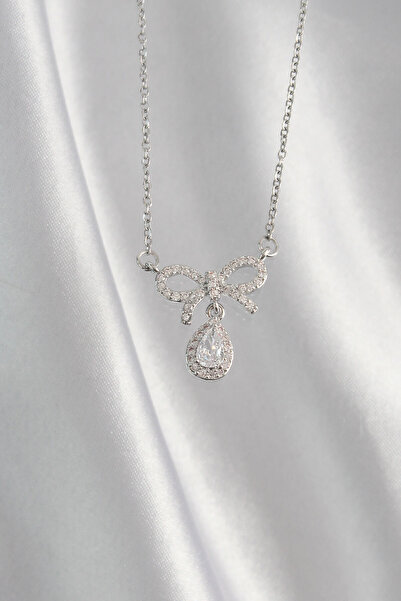 Lisinya قلادة من الفولاذ 316L بلون فضي مع تفاصيل فيونكة من حجر الزركون -
