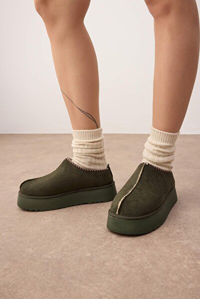 TRENDYOL SHOES Dámské kotníkové pantofle s khaki výšivkou a kožešinou uvnitř, silná podrážka TAKAW26BO00003