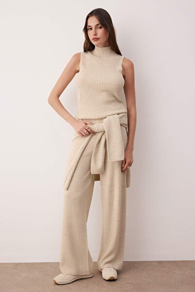 ترينديول كوليكشن طقم تريكو مكون من 3 قطع من الكارديجان والبلوزة والسروال مع تفاصيل إكسسوارات باللون البيج TWOAW26AU00049