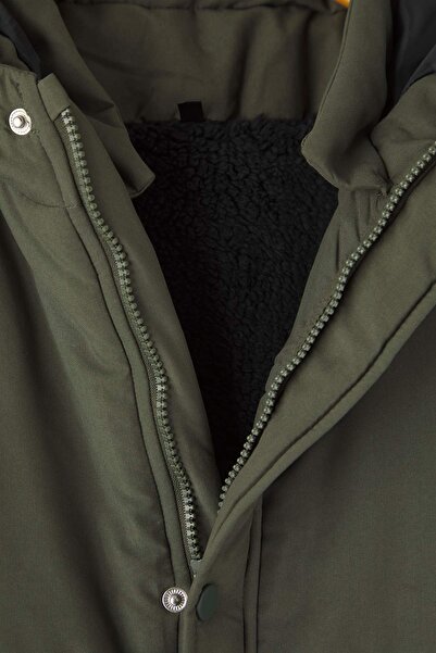 TRENDYOLKIDS Khaki Plain Hooded Regular Boy's Coat Tkdaw26Mo00012