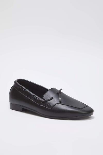 TRENDYOL SHOES Черни дамски мокасини с връзки от изкуствена кожа TAKAW26LA00001
