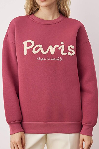 Trendyol Collection Gestricktes Sweatshirt mit Aufdruck „Dusty Rose“ und Slogan-Stickerei, Oversize/Schlagform, dickes Fleece-Innenfutter, TWOAW26SW00194