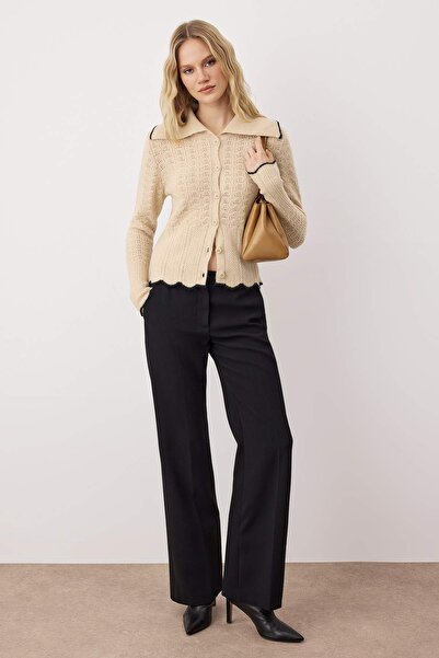 ترينديول كوليكشن سترة تريكو بياقة مائلة من ستون TWOAW26HI00073