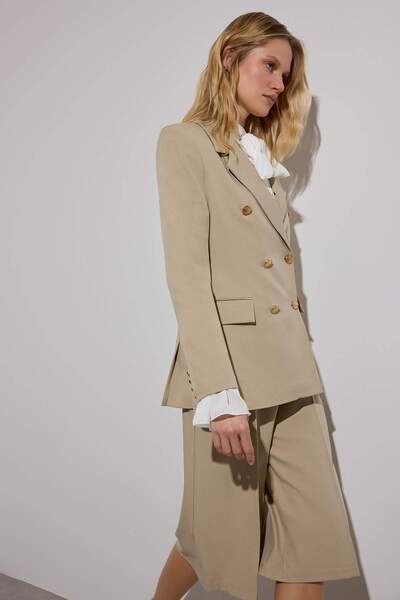 Trendyol Collection Limited Edition Nerz-Accessoire-Kette, detailliert gewebte Blazer-Jacke TWOAW26BC00021
