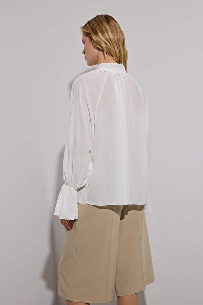 Trendyol Collection Weiße, ungefütterte Partybluse mit Neckholder in limitierter Auflage TPRAW26BZ00025