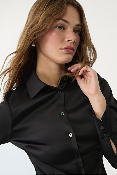 Stradivarius Vücuda oturan saten gömlek